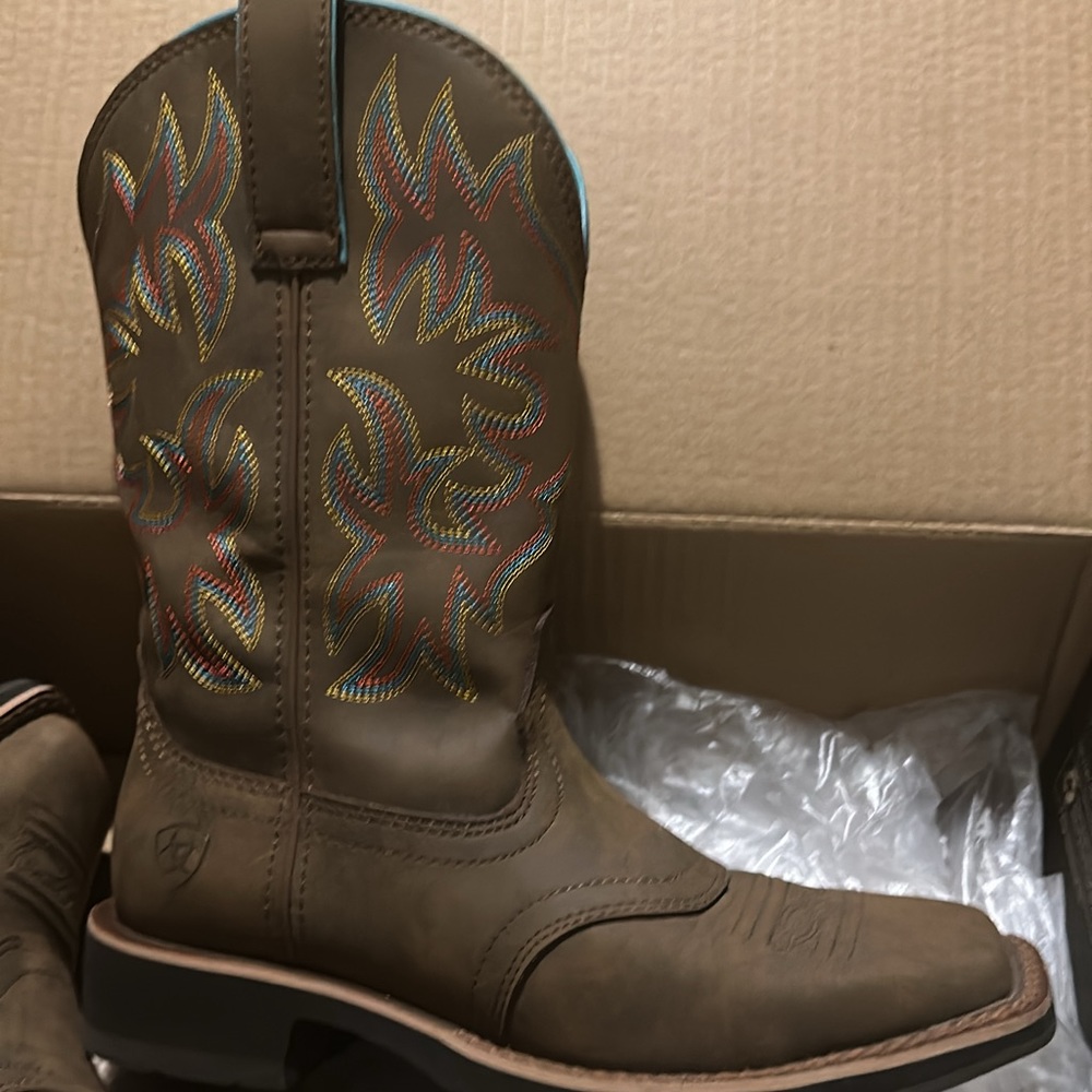Sz 6 Ariat square toe boots nib